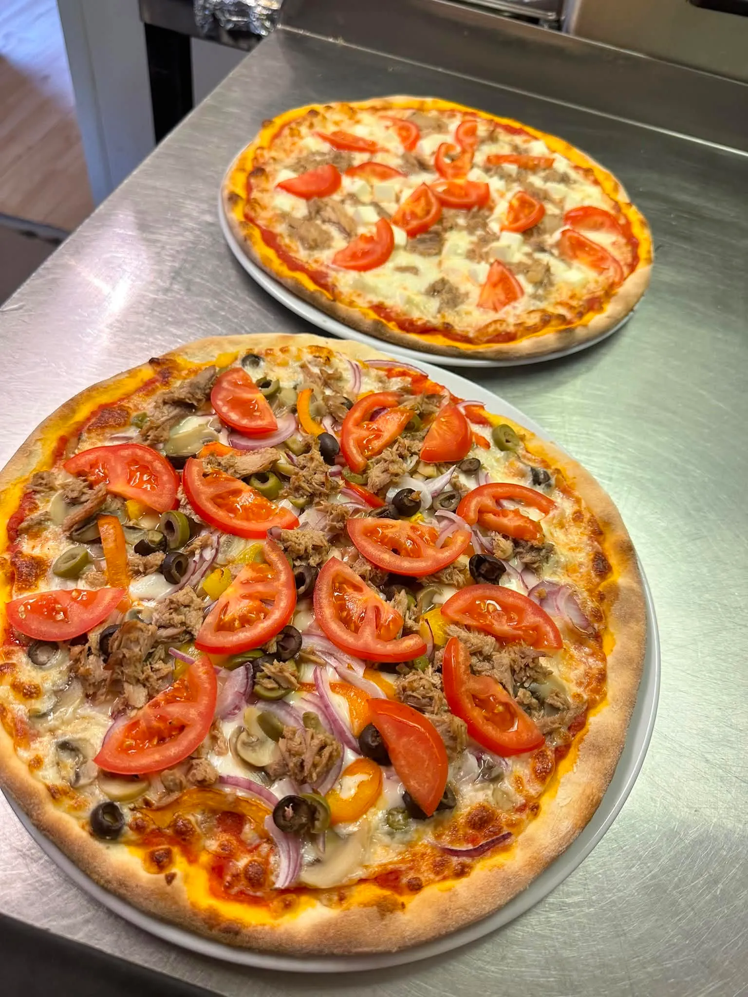 Uunituoreita pizzoja Väliväylän Etapilta