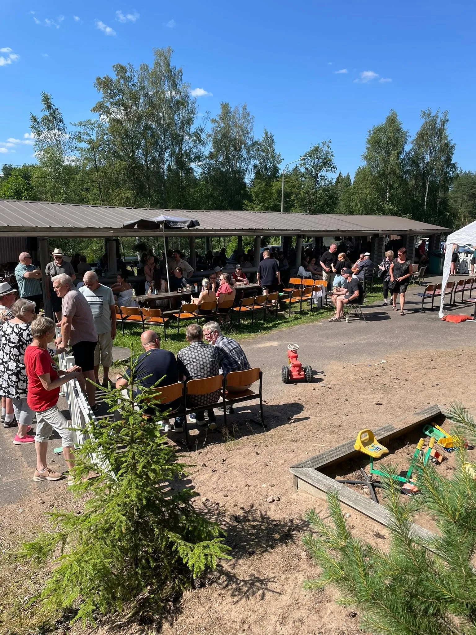Kesäinen tapahtuma Ostola Etapin katoksella